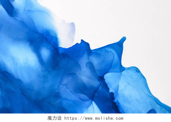 白色背景的蓝色水墨蓝色飞溅的酒精墨水在白色作为抽象背景